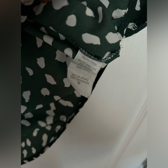 Hailey & Co Dark Green Blouse with White Polka Dots and Bell Sleeves Size Medium - Picture 6 of 8